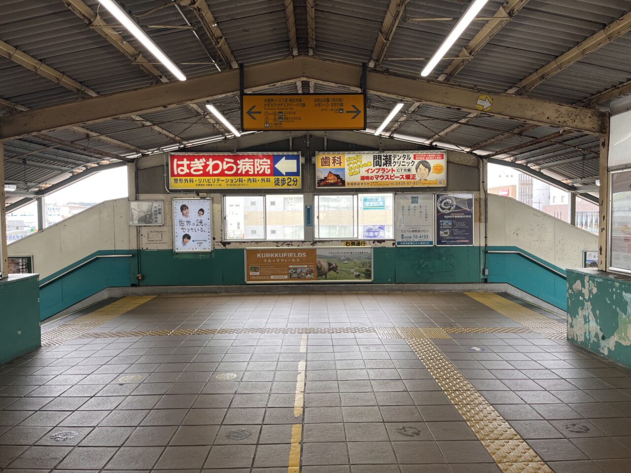 木更津駅東口改札出てすぐ