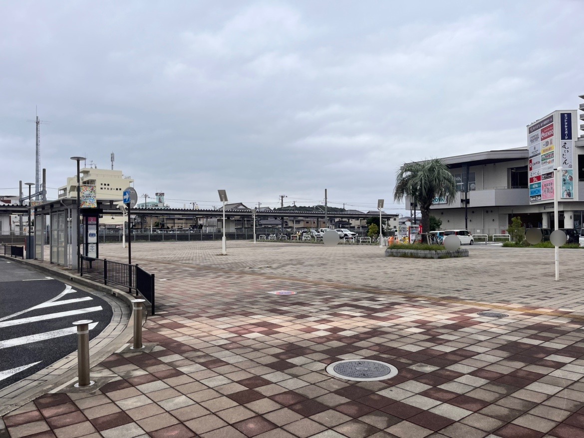 袖ケ浦駅北口前広場。