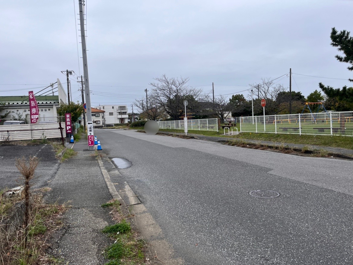 木更津キッチンカーパークの無料駐車場前の道路