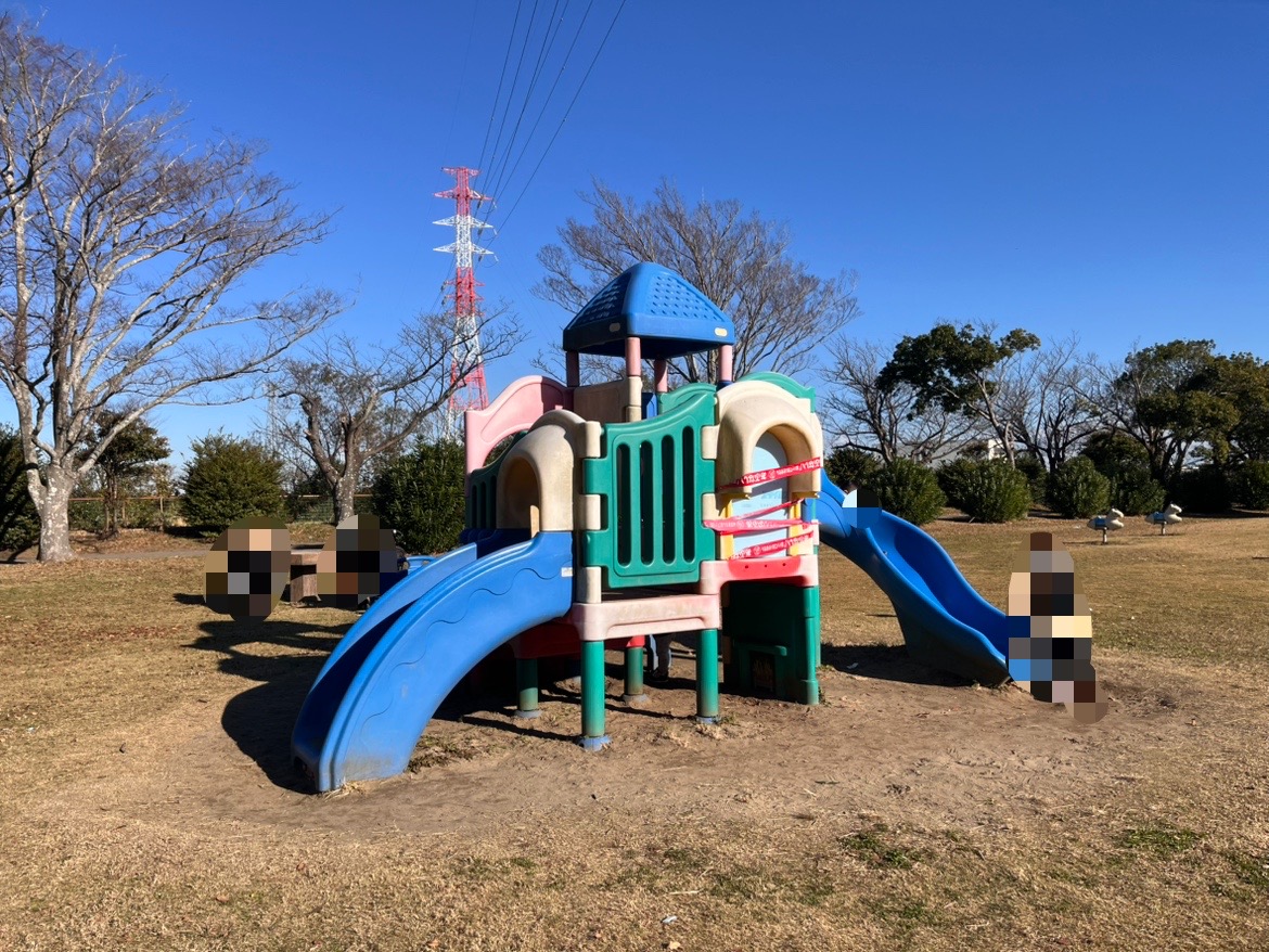 小櫃堰公園の子供用遊具のエリアに看板が立っていました