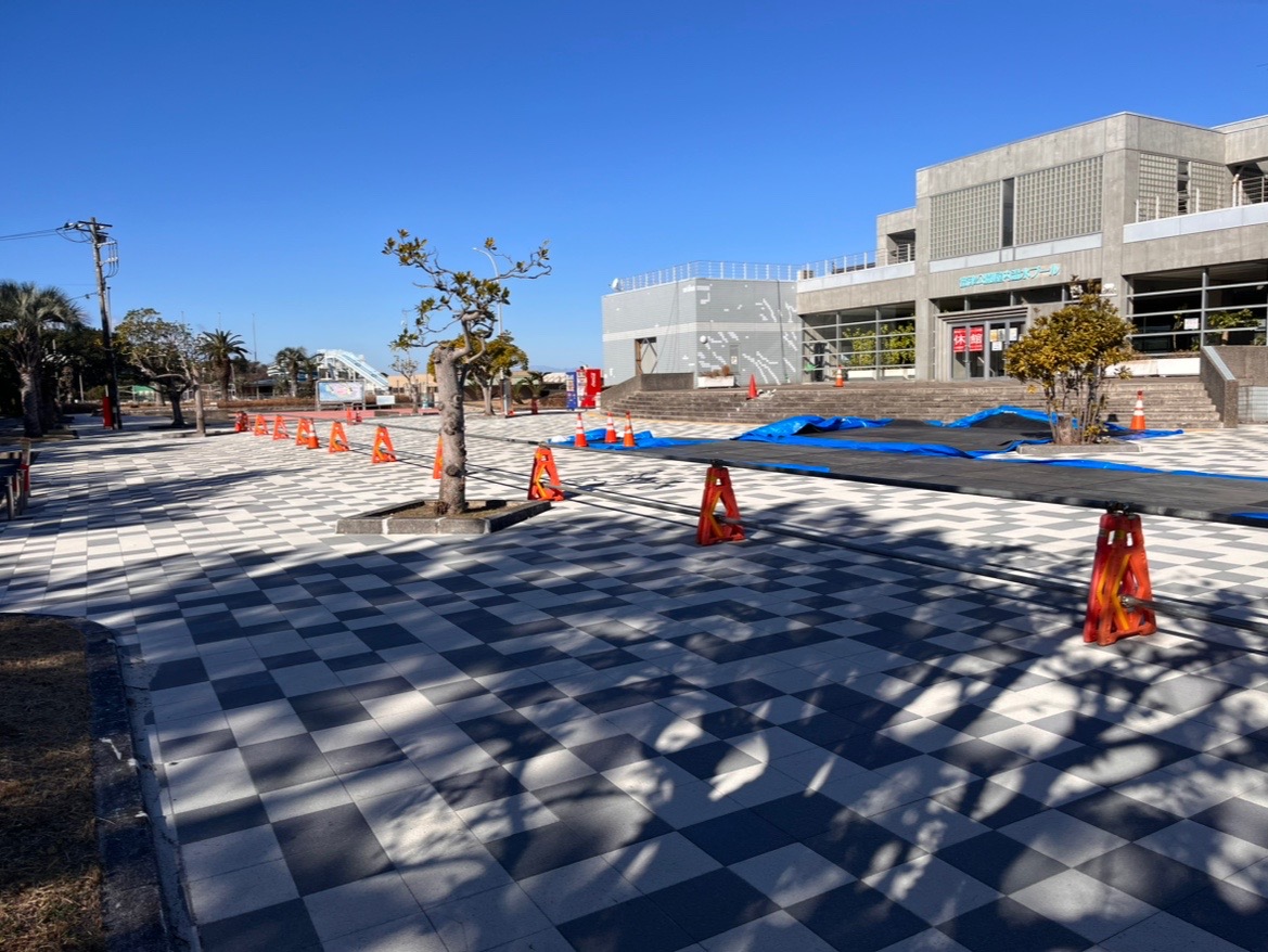 富津公園屋内温水プールの前でタイルをなおす工事が行われていました。