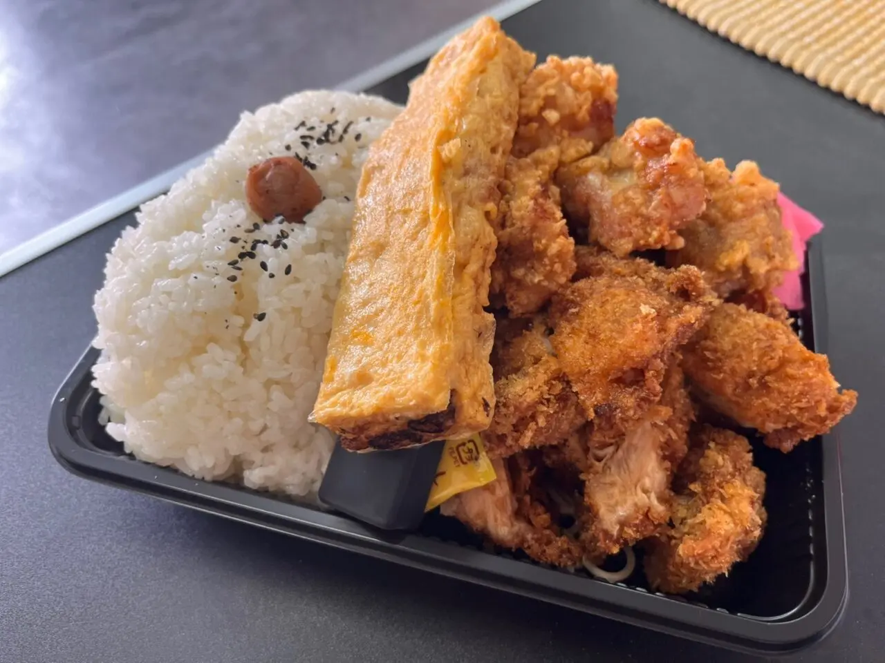 お持ち帰り専門店「鶏若丸」ではお弁当・唐揚げ・焼き鳥など、様々な商品が販売