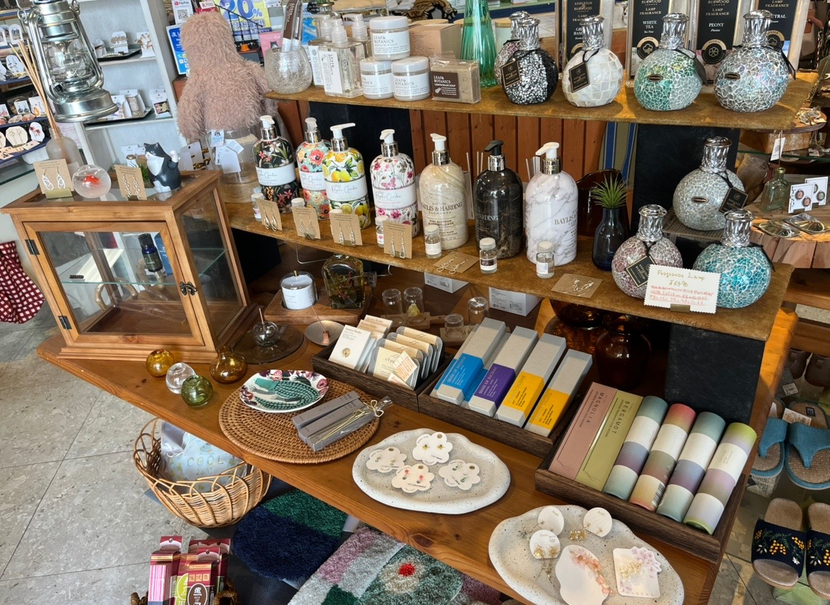 木更津駅西口を出て、ロータリーを過ぎてすぐのところにある雑貨屋さん「あんとわーぷ」