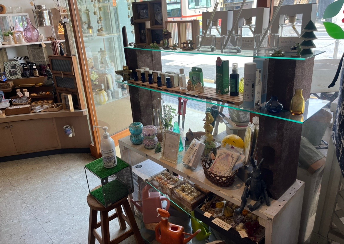 木更津駅西口を出て、ロータリーを過ぎてすぐのところにある雑貨屋さん「あんとわーぷ」