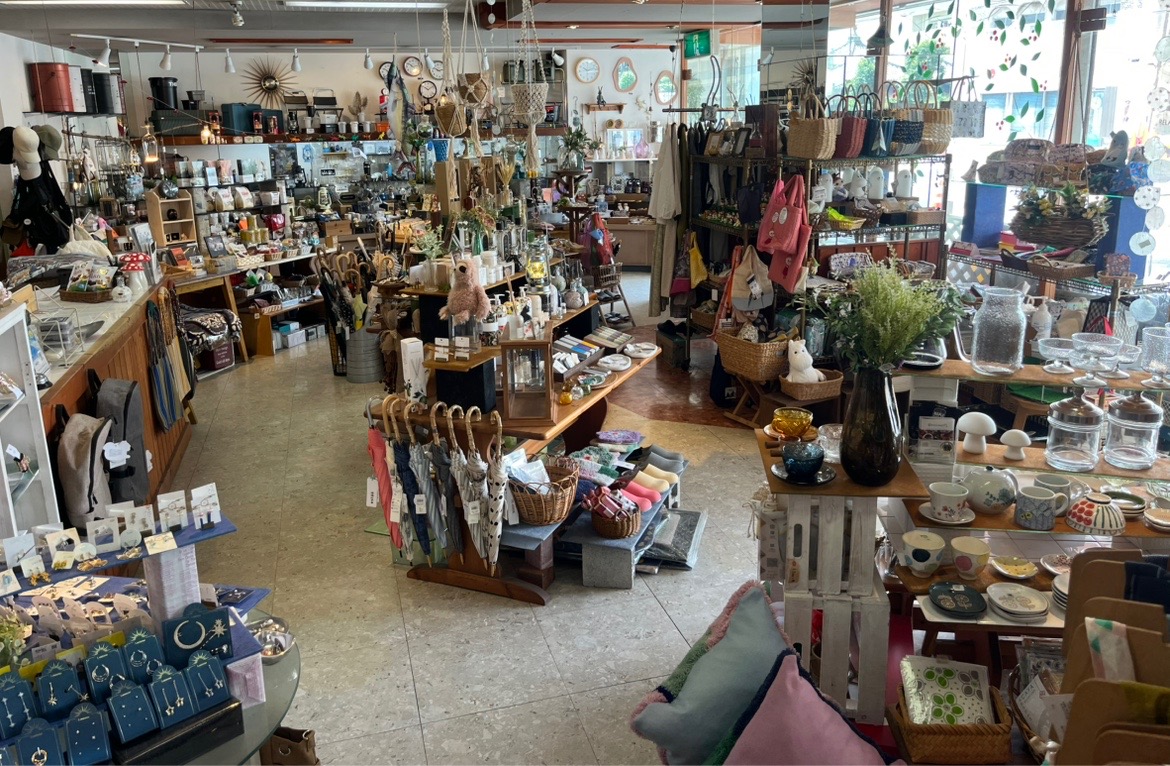 木更津駅西口を出て、ロータリーを過ぎてすぐのところにある雑貨屋さん「あんとわーぷ」