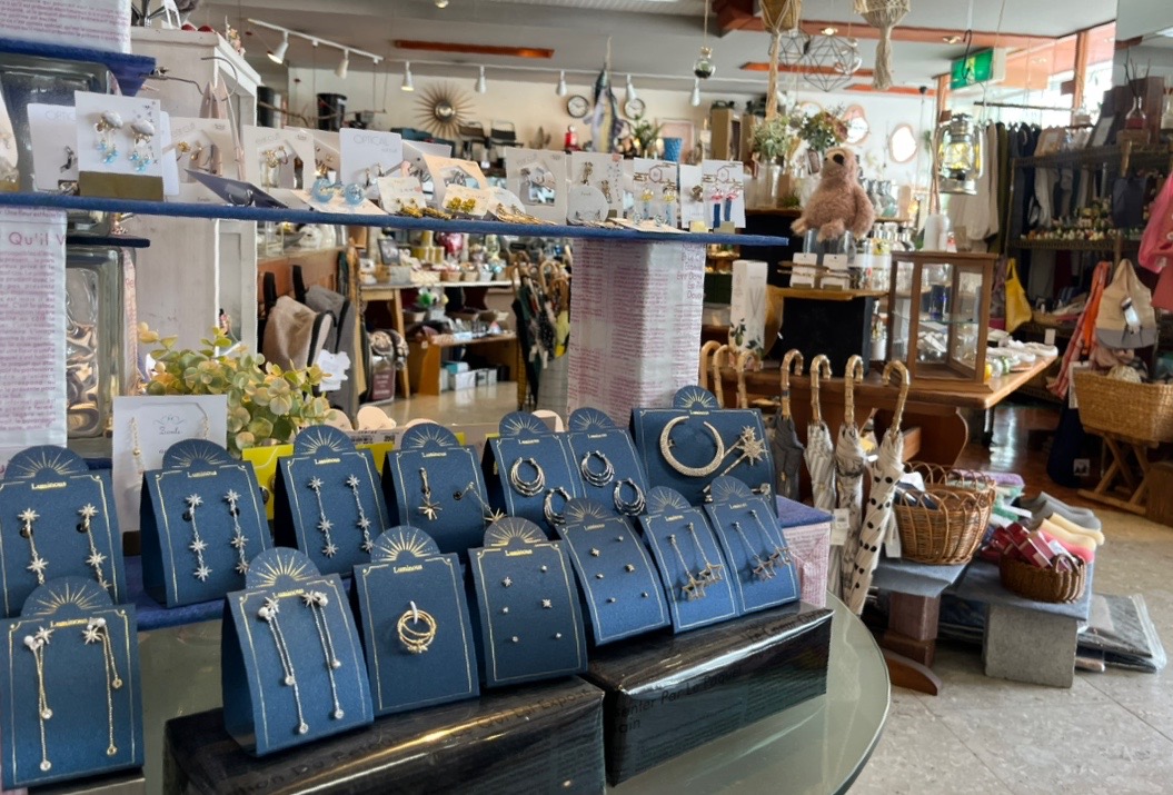 木更津駅西口を出て、ロータリーを過ぎてすぐのところにある雑貨屋さん「あんとわーぷ」