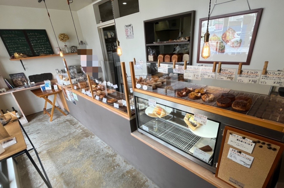 木更津市ほたる野、夢庵 木更津東店の道路を挟んで向かいにあるこちらのパン屋さん。名前は「Casse-tête(カステット)」