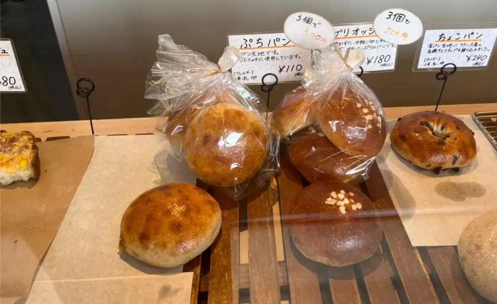 木更津市ほたる野、夢庵 木更津東店の道路を挟んで向かいにあるこちらのパン屋さん。名前は「Casse-tête(カステット)」