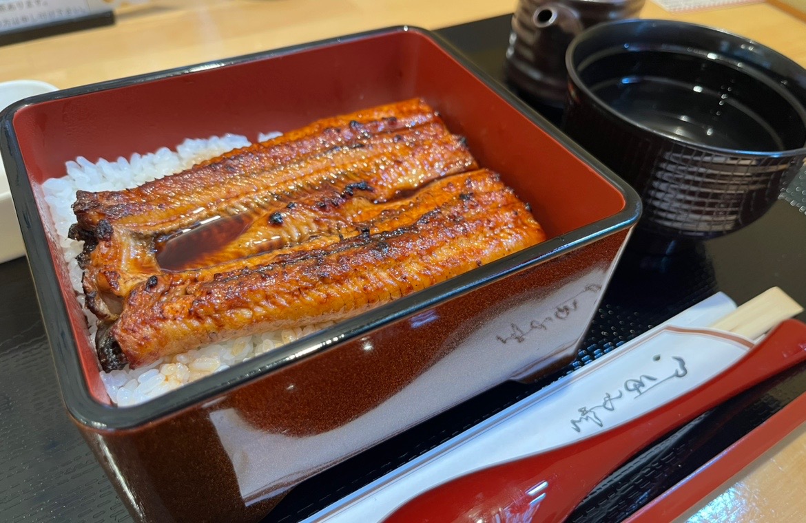 巖根駅東口から歩いて約3分のところにある、リーズナブルな値段で、美味しい鰻が食べられる「うま鰻」