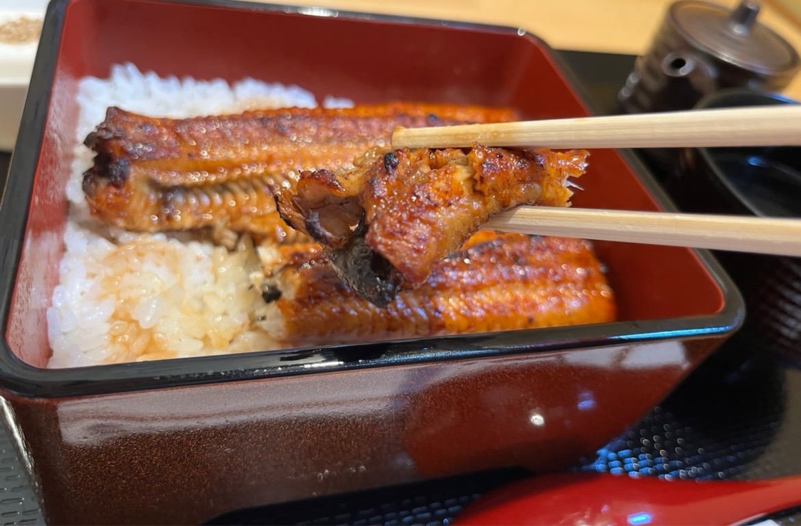 巖根駅東口から歩いて約3分のところにある、リーズナブルな値段で、美味しい鰻が食べられる「うま鰻」