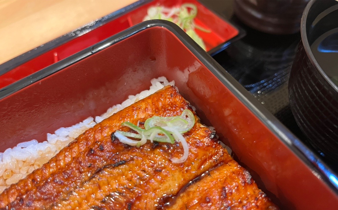 巖根駅東口から歩いて約3分のところにある、リーズナブルな値段で、美味しい鰻が食べられる「うま鰻」