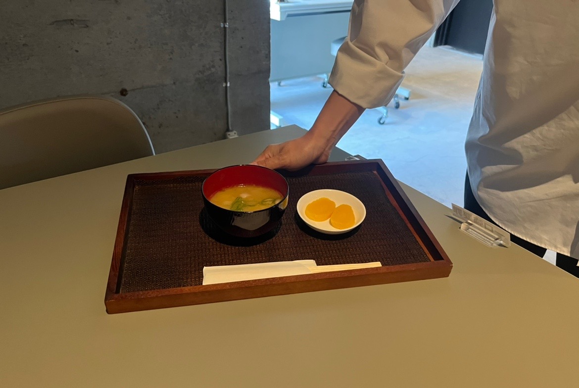 事情聴取中の重要参考人を実際に体験できちゃうお店が2025年7月11日(金)にオープン