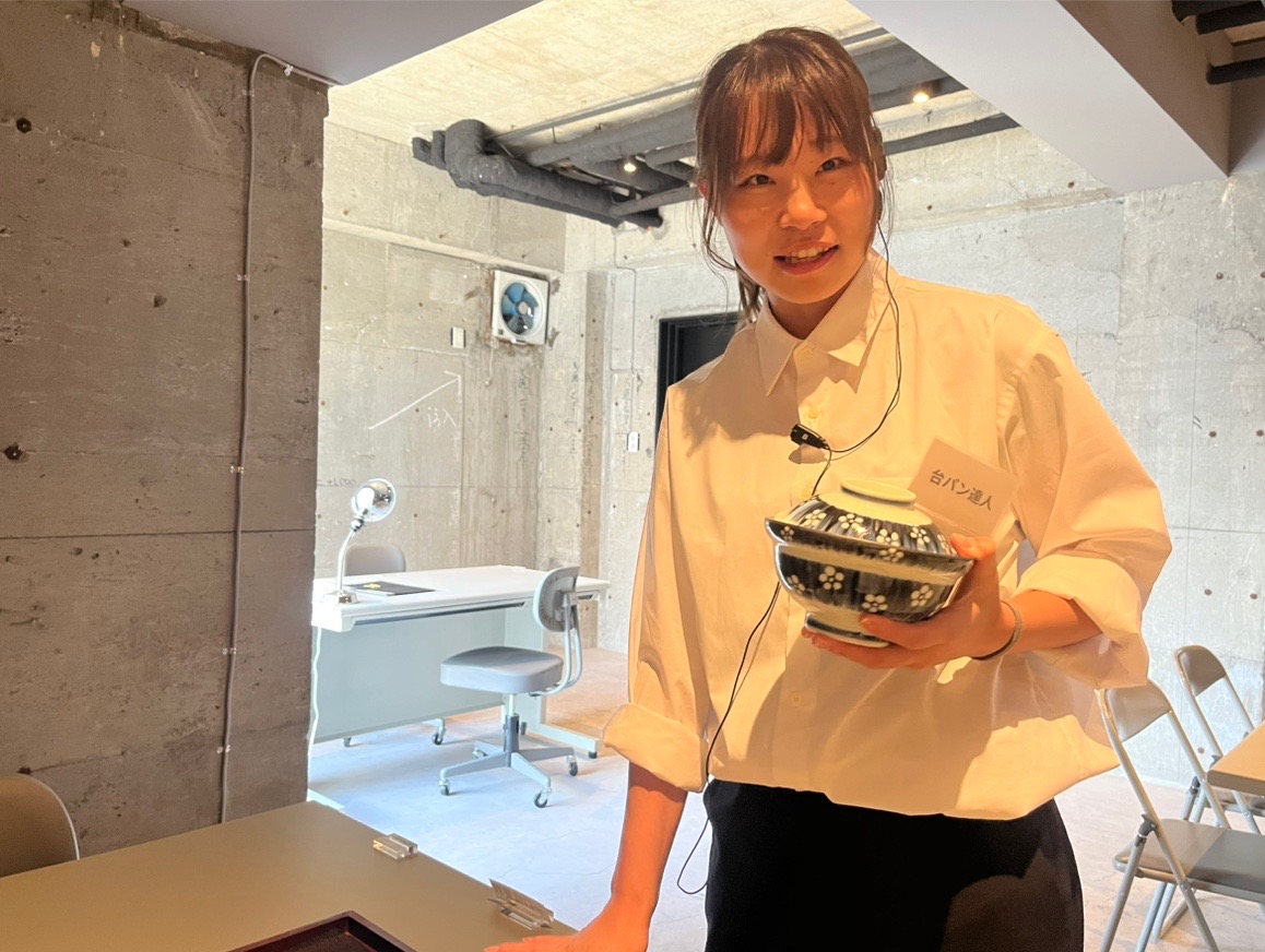 事情聴取中の重要参考人を実際に体験できちゃうお店が2025年7月11日(金)にオープン