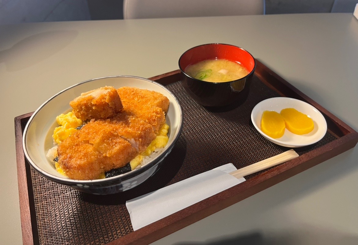 事情聴取中の重要参考人を実際に体験できちゃうお店が2025年7月11日(金)にオープン