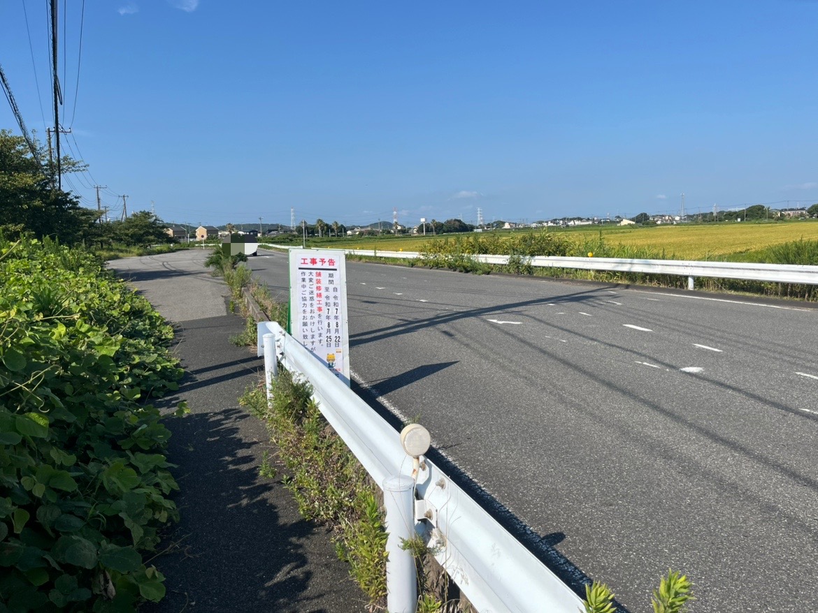 セブンイレブン君津貞元店前の県道159号にて、舗装修繕工事が行われます