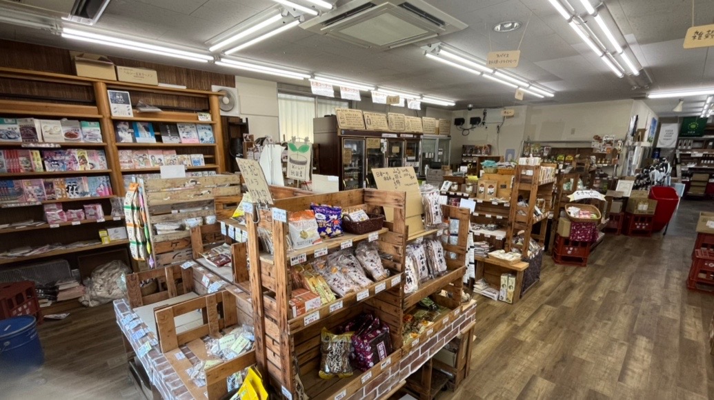 店頭に置かれたクマさんが特徴的な「コミュニティ マーケット BEARS」さん。