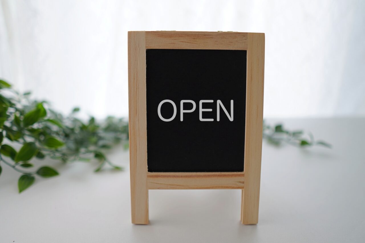 OPENの黒板スタンド
