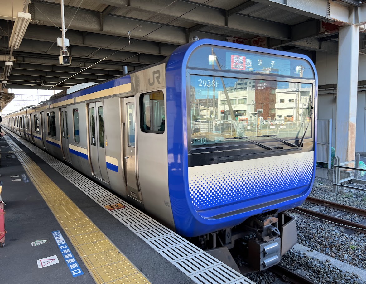 ホームに停まるJR内房線の電車